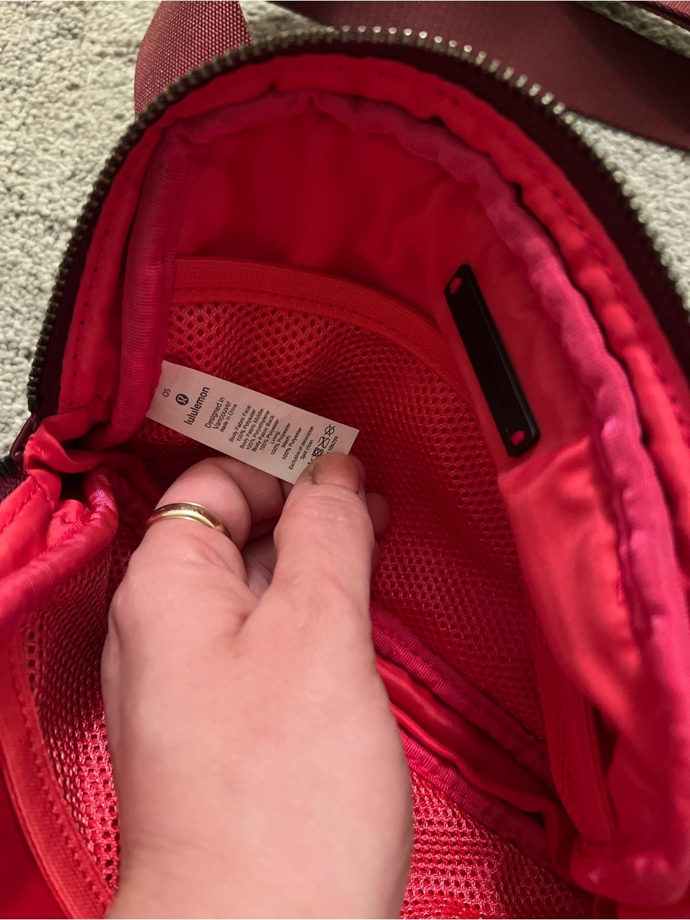 🏃🏻‍♀️ lululemon Everywhere Bag in Burgundy - Picture 3 of 6